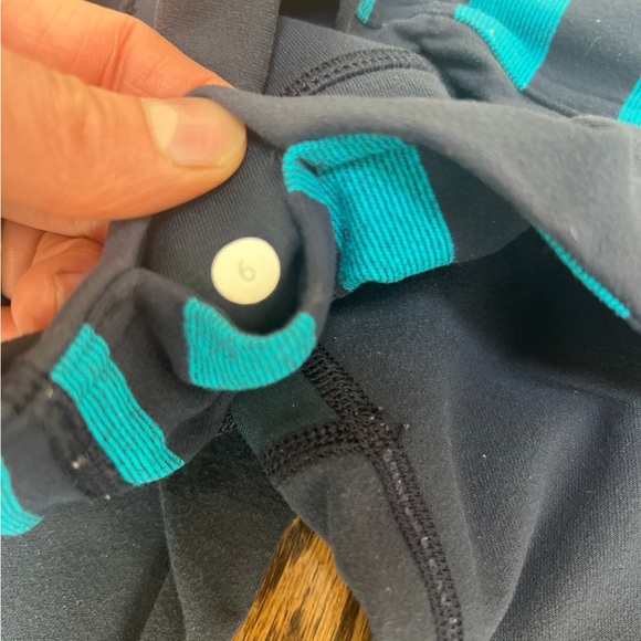 Size 6 lululemon crop pants - Picture 4 of 4